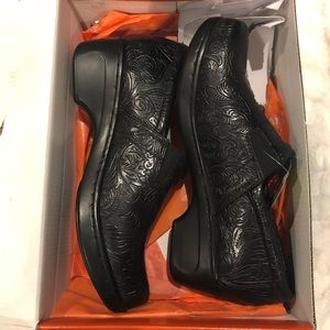 NWT Black Yuu Clogs